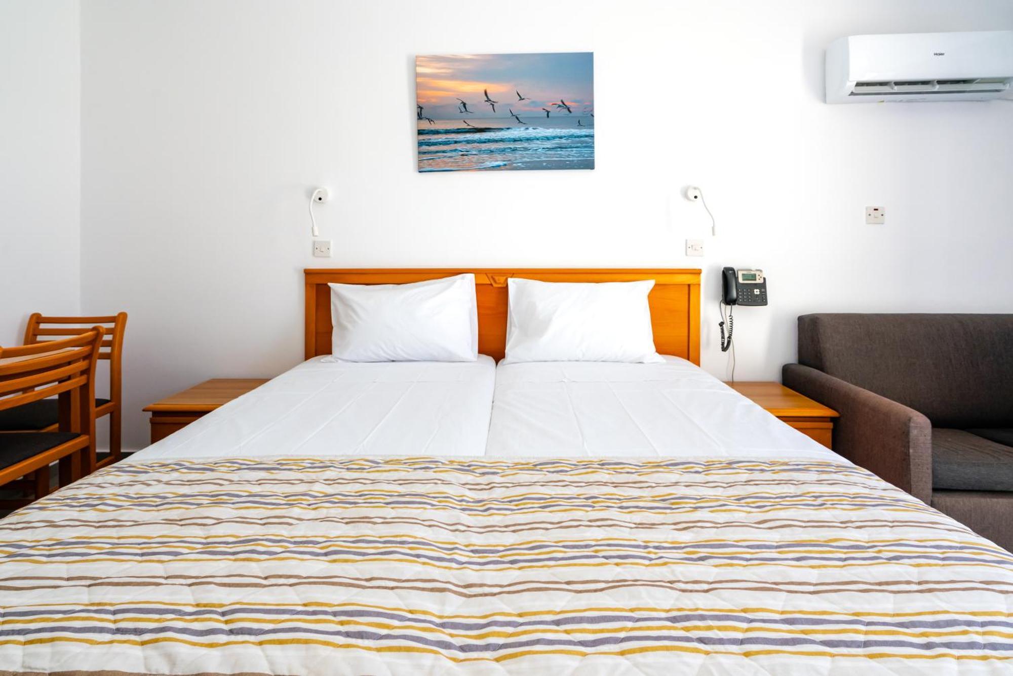 Helios Bay Hotel And Suites Klorakas الغرفة الصورة